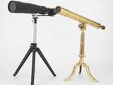 un télescope et un trépied posés sur un fond blanc