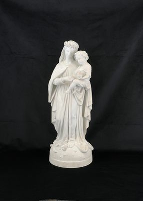 une statue blanche représentant une femme tenant un enfant dans ses bras