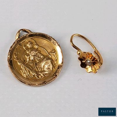 Deux bijoux plaqués or sont présentés sur un fond blanc