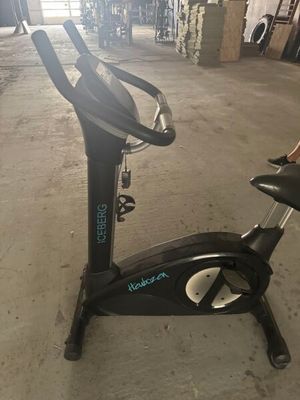 un vélo d'appartement dans un garage, équipé d'une selle