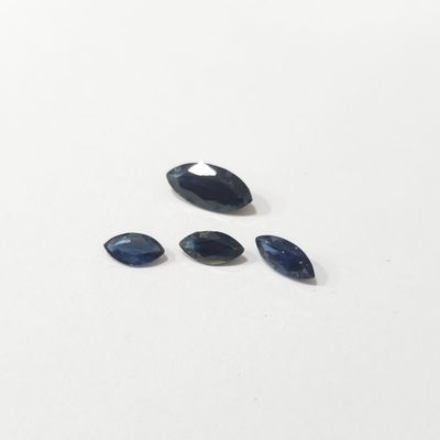 un ensemble de saphirs bleus sur un fond blanc