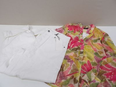 une chemise blanche et une robe à fleurs roses et jaunes