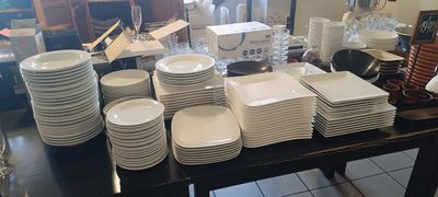 beaucoup d'assiettes et de verres sur la table