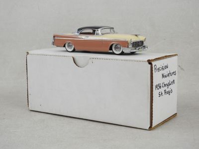 une petite voiture jouet posée sur une boîte