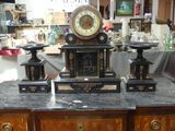 une table sur laquelle est posée une horloge, dans un magasin