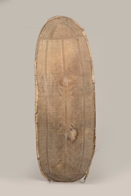 un grand objet en bois posé sur une table