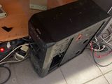 une photo d'un bureau d'ordinateur sur lequel se trouvent de nombreux câbles