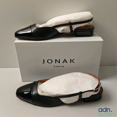 Sur la boîte, les chaussures sont représentées en noir et blanc.