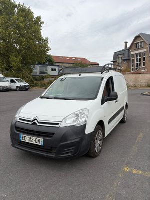 une camionnette blanche garée dans un parking