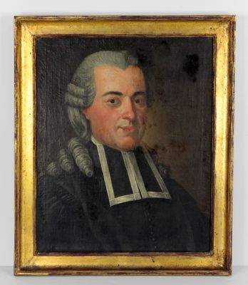 portrait d'un homme vêtu d'un manteau noir à col blanc