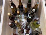 de nombreuses bouteilles de vin dans une glacière posée par terre