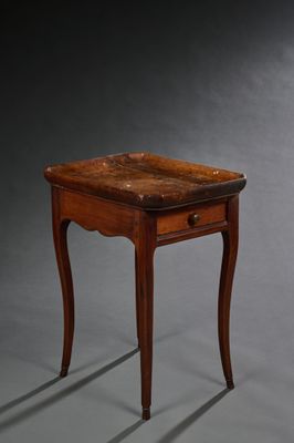 l'image d'une petite table en bois munie d'un tiroir