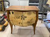 une armoire en bois ornée d'un motif, dans une pièce