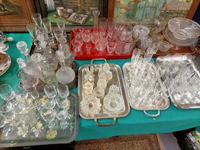 une table sur laquelle sont disposés de nombreux verres