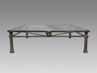 une image représentant une table basse avec un plateau en verre sur fond gris