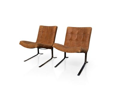 deux fauteuils en cuir marron avec des pieds en métal noir, posés sur une surface blanche