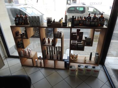 de nombreuses bouteilles d'alcool exposées dans la vitrine d'un magasin