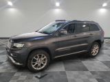 La Jeep Grand Cherokee est garée sur un sol en carrelage à damier.