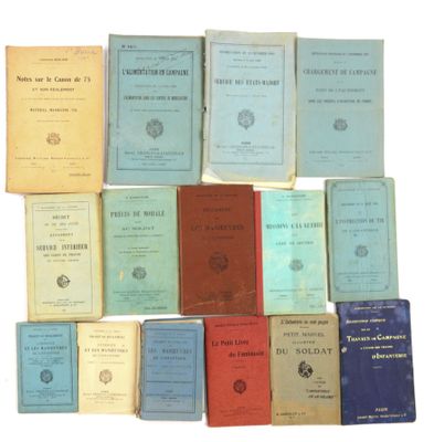 plusieurs livres sont empilés sur une surface blanche