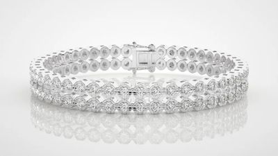 un bracelet en diamants sur fond blanc