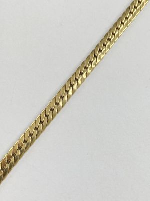 un bracelet en or orné d'un motif de serpent