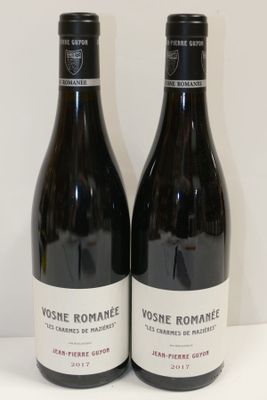 deux bouteilles de vin posées l'une à côté de l'autre sur une table
