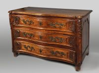 Commode tombeau en bois massif, à façade mouvementée, ouvran… (photo 2)