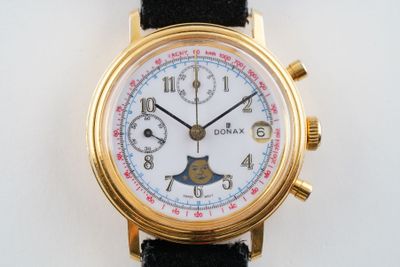 gros plan d'une montre sur une surface blanche