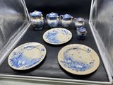des assiettes et des tasses bleues et blanches exposées dans une vitrine