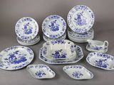 vaisselle en porcelaine bleue et blanche ornée de fleurs bleues