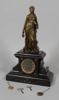 une statue de femme tenant une horloge sur une table