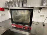 un petit four posé sur un plan de travail dans une cuisine