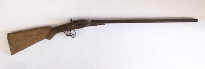 un vieux pistolet avec un canon en bois et une crosse en bois