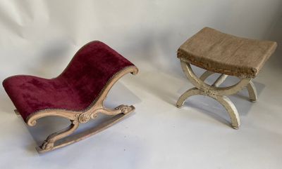 paire de fauteuils à bascule anciens en bois, avec des assises recouvertes de velours rouge