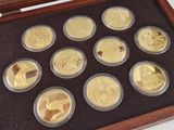 une image représentant une boîte en bois contenant six pièces d'or