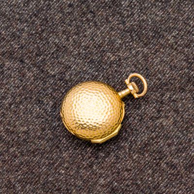 montre de poche plaquée or avec une boule attachée à une chaîne