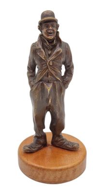 figurine en bronze représentant un homme portant un haut-de-forme et un manteau