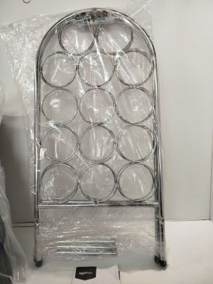 une photo d'un casier à bouteilles en plastique emballé dans du plastique