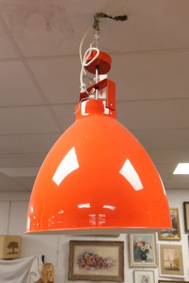 une lampe orange suspendue au plafond d'une pièce
