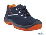un gros plan sur une chaussure bleue et orange d'enfant