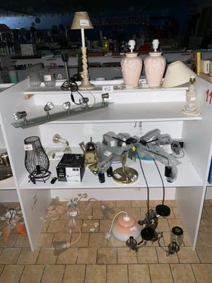 une étagère blanche sur laquelle sont posés plein d'objets
