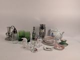 beaucoup d'objets en verre et en argent sur la table