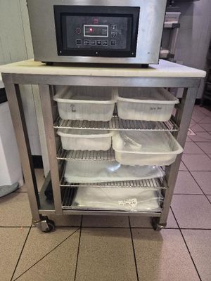 une photo d'une cuisine avec un micro-ondes posé sur un chariot