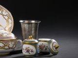 trois pièces de porcelaine sont posées les unes à côté des autres sur une table
