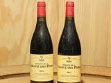 deux bouteilles de vin posées sur un tonneau de vin