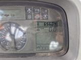 un gros plan du tableau de bord d'une voiture sur lequel figure une horloge