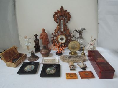 un grand nombre d'objets posés sur une table