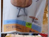 une table posée sur un carton