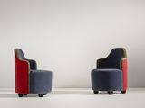 deux chaises, une bleue et une rouge, placées l'une à côté de l'autre sur une surface blanche