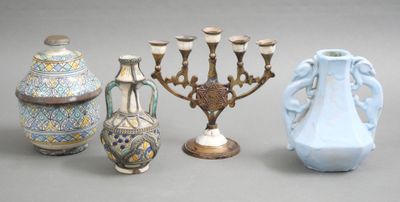 Réunion de souvenirs de voyage comprenant :